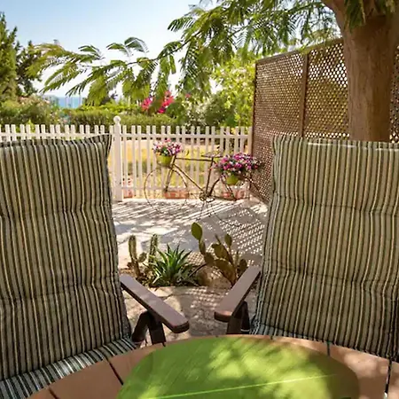 Le Petit Refuge 2 Floor Maisonette With Seaview *