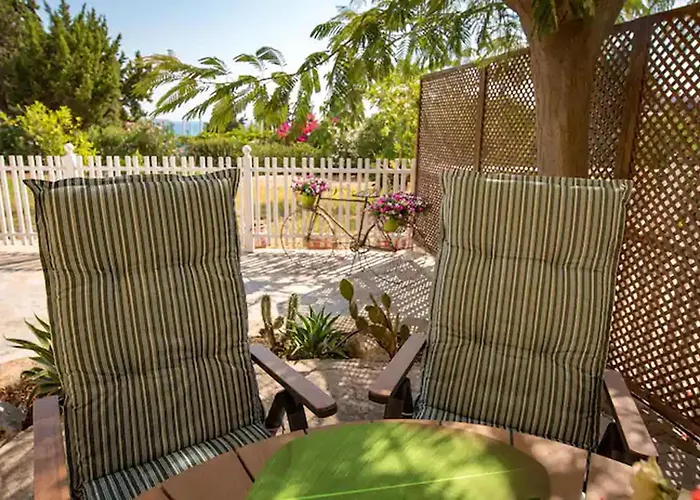 Le Petit Refuge 2 Floor Maisonette With Seaview *