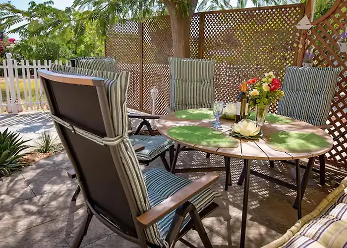 Le Petit Refuge 2 Floor Maisonette With Seaview *