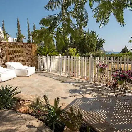 Le Petit Refuge 2 Floor Maisonette With Seaview *